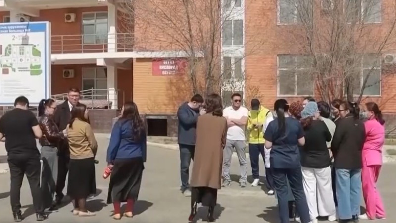 Атырау: медики требуют доплату за борьбу с инфекциями