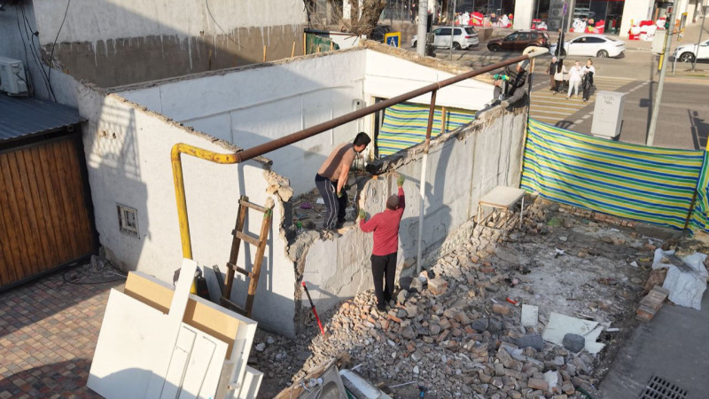 В Алматы снесли незаконно построенное помещение: борьба с самостроем продолжается